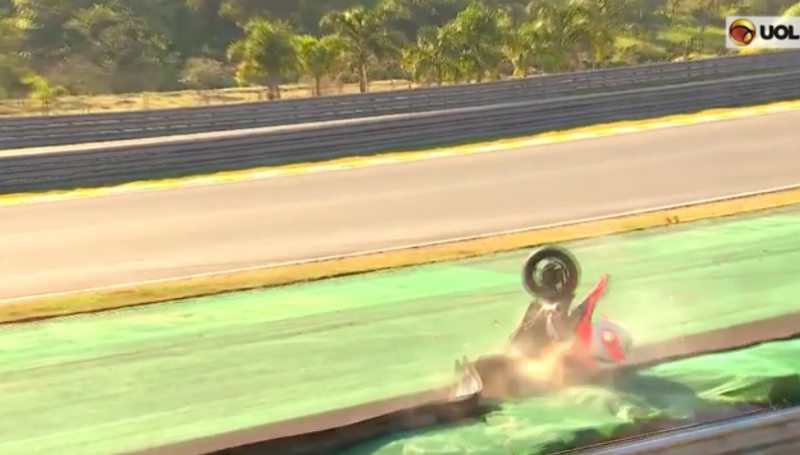 VÍDEO: Pilotos sofrem acidente impressionante em corrida de motos