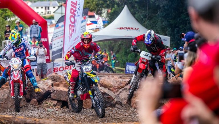 Trajeto de 60 km de muito barro e raízes marca abertura do Hard Enduro