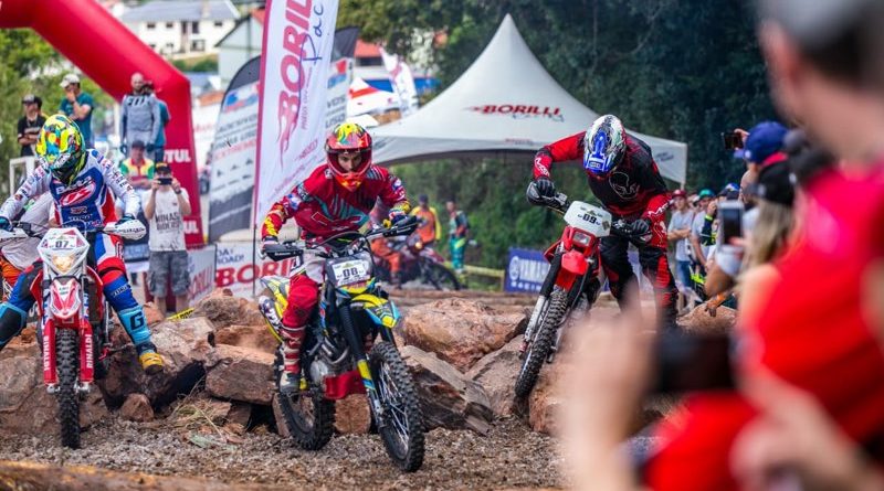 Trajeto de 60 km de muito barro e raízes marca abertura do Hard Enduro