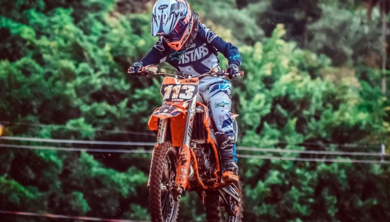 Aninha Watfe é terceira colocada na abertura do Paranaense de Motocross 2019