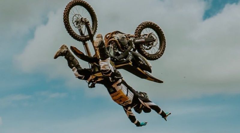 Fred Kyrillos agita abertura do Arena Cross 2019 com show de FMX