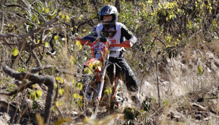 Jony Jachtchechen defende a Pro Tork em etapas do Paranaense de Enduro Regularidade