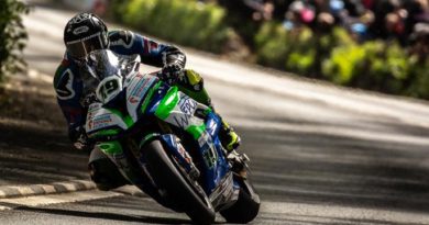 Ian Hutchinson vence a primeira prova do TT da Ilha de Man 2017