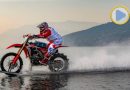 Luca Colombo bate recorde de velocidade com moto sobre a água