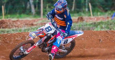 MX1  Acelerando uma moto 1000cc na pista de motocross