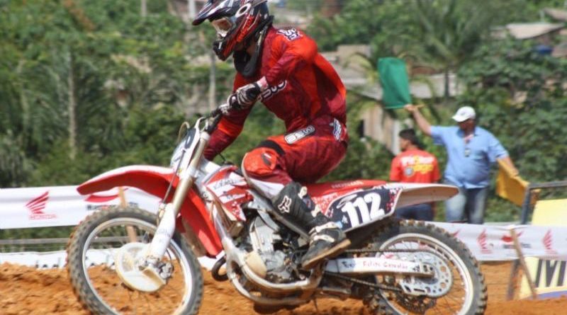 Pequeno Garoto Correndo Em Sua Competição Motocross Fora Da