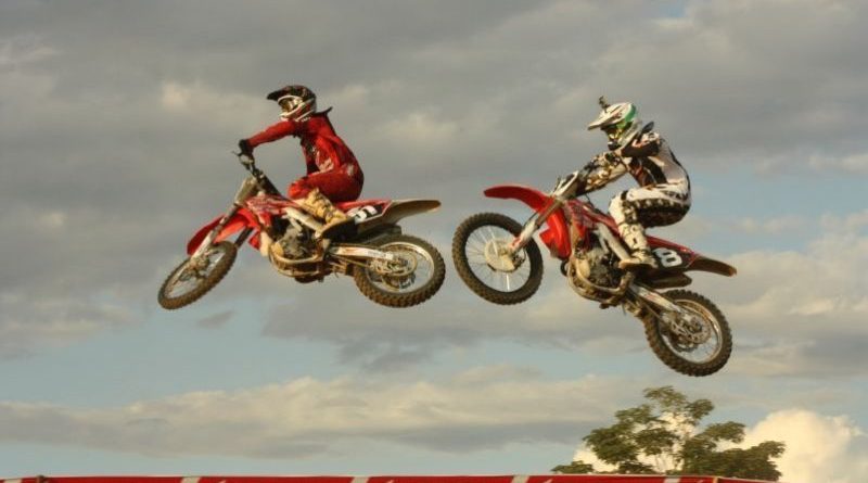 Pequeno Garoto Correndo Em Sua Competição Motocross Fora Da