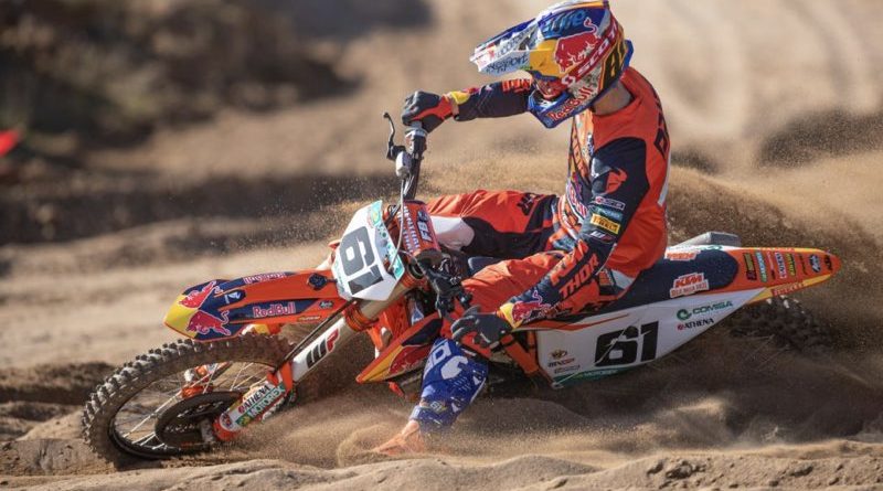 Pequeno Garoto Correndo Em Sua Competição Motocross Fora Da