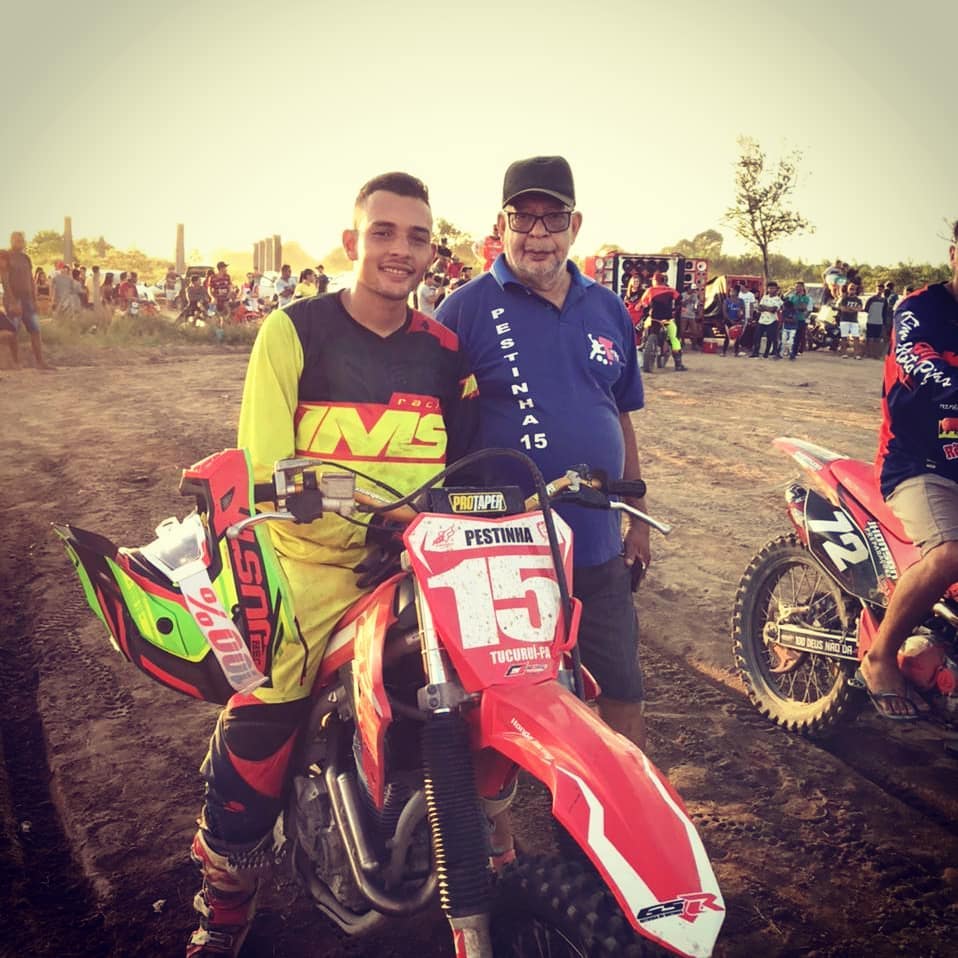 Piloto com braço amputado morre em corrida de motocross na