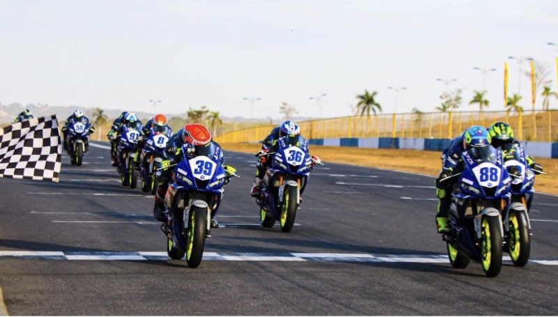 Dois garotos de 3 e 4 anos de idade disputam a corrida de moto vs