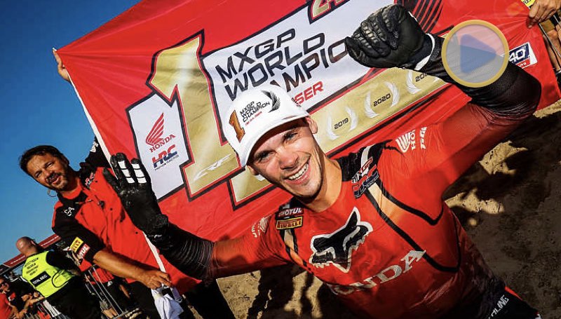 MX1  Vídeo: Acelere com o campeão nas trilhas do Red Bull