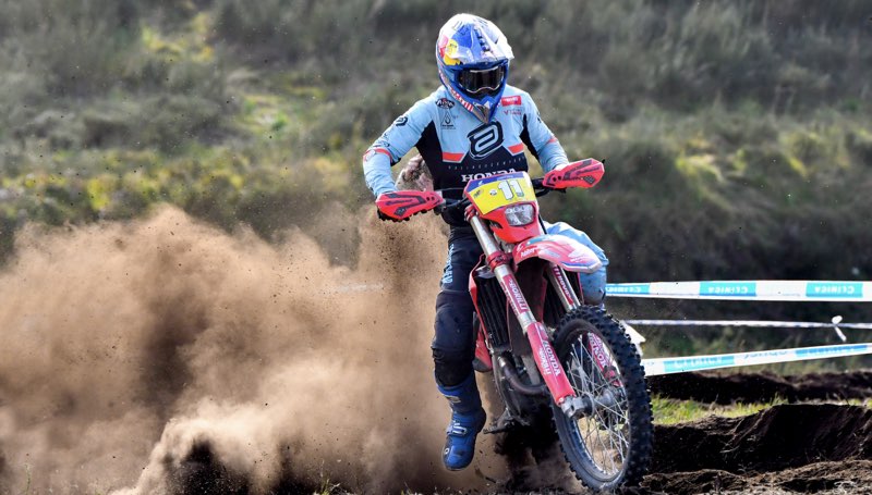 Dois garotos de 3 e 4 anos de idade disputam a corrida de moto vs