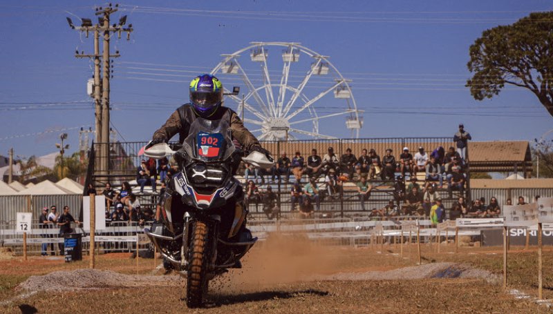 Prova de motocross inaugura pista no Parque de Exposição
