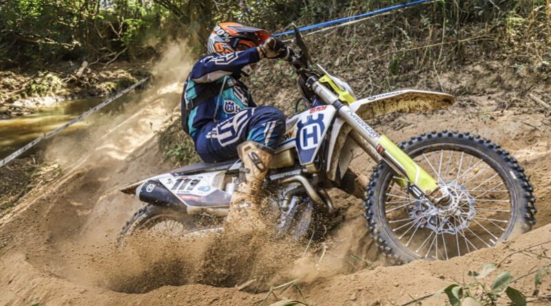 Maurício Fernandes (PowerHusky/Husqvarna) mostra foco e experiência como piloto off-road mundo afora