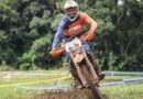 Gustavo Pellin parte com as mãos na taça para a final do Gaúcho de Enduro