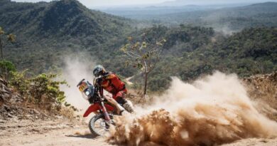 Nas primeiras posições das motos, pilotos Honda avançam para reta final do Sertões 2026